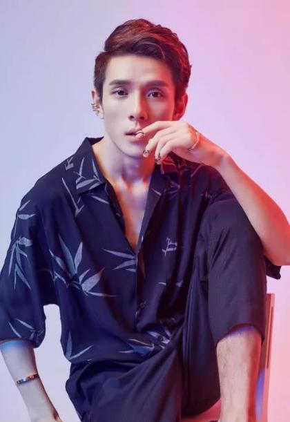 张翰现身薇娅的直播间,被八卦:你女朋友卸妆后是什么样的?