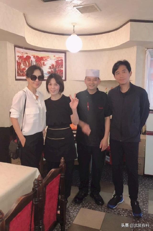 梁朝伟怎么了?刘嘉玲在家准备好菜好饭,他却独自跑到国外过圣诞