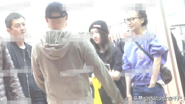 李亚鹏带女儿出门逛街购物,李嫣坐爸爸大腿上休息父女俩亲昵十足
