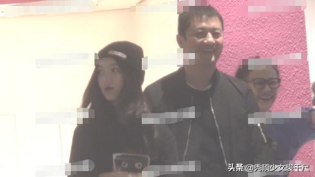 李亚鹏带女儿出门逛街购物,李嫣坐爸爸大腿上休息父女俩亲昵十足
