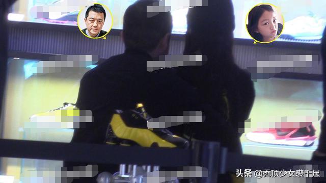李亚鹏带女儿出门逛街购物,李嫣坐爸爸大腿上休息父女俩亲昵十足