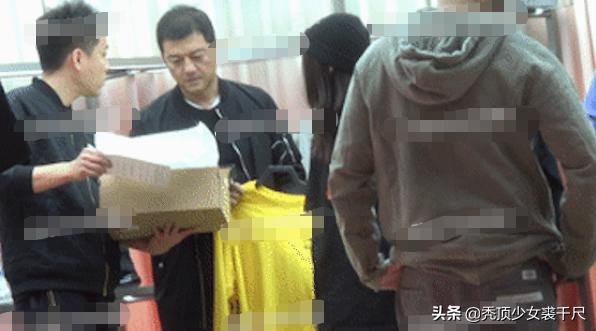李亚鹏带女儿出门逛街购物,李嫣坐爸爸大腿上休息父女俩亲昵十足
