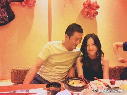 李亚鹏带女儿出门逛街购物,李嫣坐爸爸大腿上休息父女俩亲昵十足