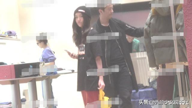 李亚鹏带女儿出门逛街购物,李嫣坐爸爸大腿上休息父女俩亲昵十足
