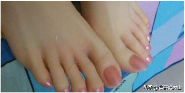 杨幂杨臭脚的绰号怎么来的,脚臭的女生多么?