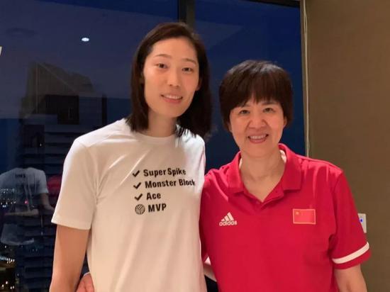 中国女排迎喜讯,朱婷张常宁获大奖!未来接班郎平?朱婷这样解释