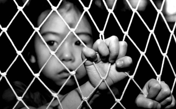 人贩子有很多方法抢孩子，家长要警惕，让孩子也学会预防人贩子