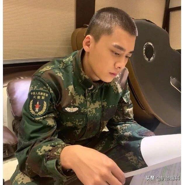 李易峰用签名照随份子钱另有原因?舒畅恋情曝光,二人疑已领证?