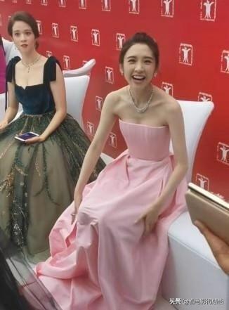 唐艺昕的“莲花坐”,一般人驾驭不来,身旁十八线女艺人超羡慕