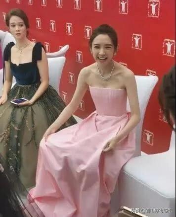 唐艺昕的“莲花坐”,一般人驾驭不来,身旁十八线女艺人超羡慕