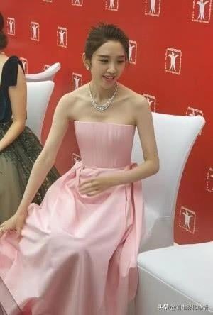 唐艺昕的“莲花坐”,一般人驾驭不来,身旁十八线女艺人超羡慕