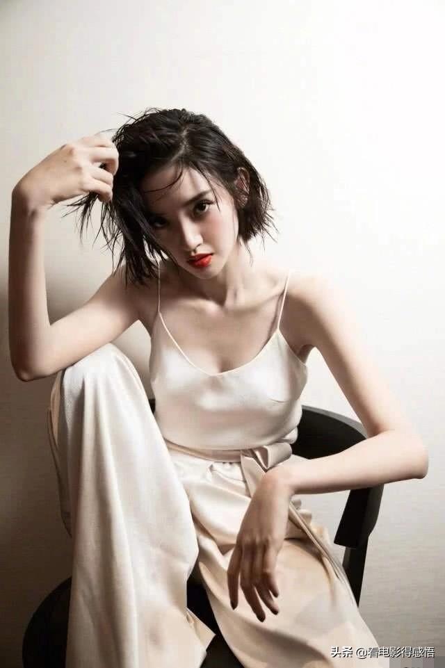 唐艺昕的“莲花坐”,一般人驾驭不来,身旁十八线女艺人超羡慕