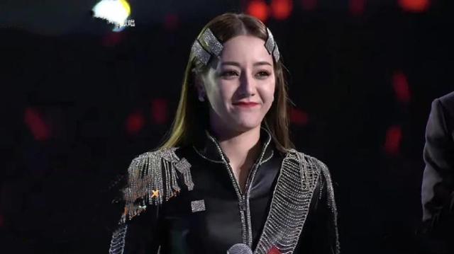 跨年晚会直播镜头下的女明星:杨幂撞脸李小璐,热巴造型输给杨紫