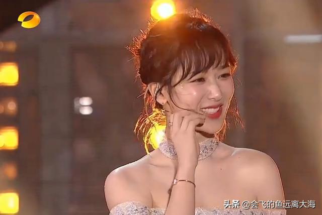 都说杨紫胖,跨年晚会生图证明她的真实颜值,凭侧颜美成了焦点