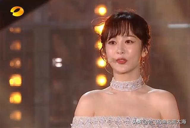 都说杨紫胖,跨年晚会生图证明她的真实颜值,凭侧颜美成了焦点