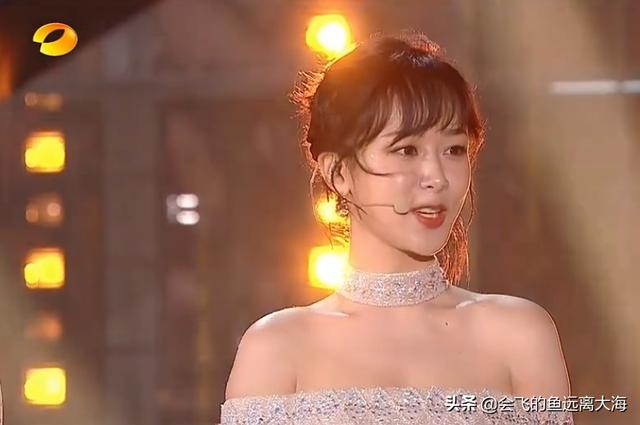 都说杨紫胖,跨年晚会生图证明她的真实颜值,凭侧颜美成了焦点