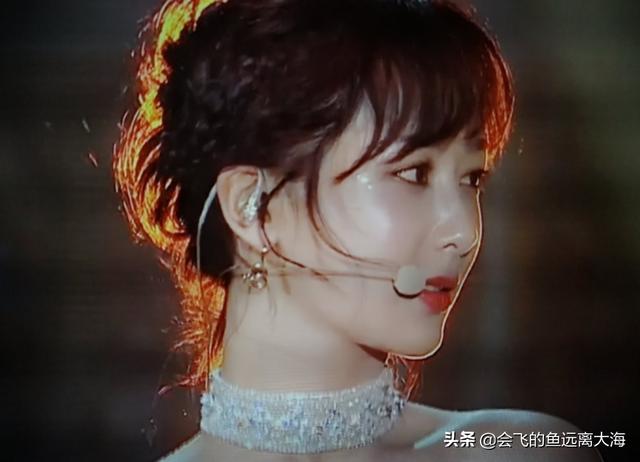 都说杨紫胖,跨年晚会生图证明她的真实颜值,凭侧颜美成了焦点