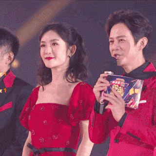 跨年晚会红黑榜,杨幂杨颖颜值被赞,多人翻车,宝石老舅成大赢家
