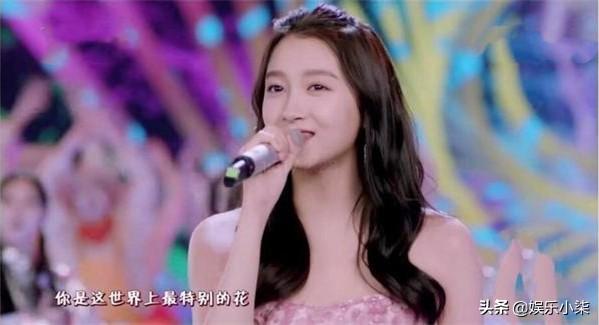 跨年晚会红黑榜,杨幂杨颖颜值被赞,多人翻车,宝石老舅成大赢家