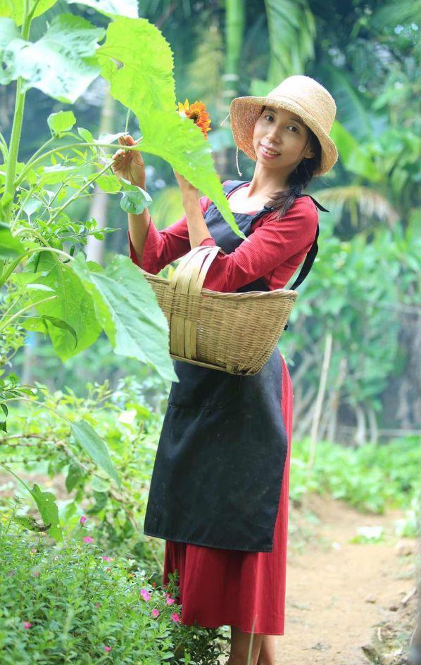 为了养花,她跑到海南,用10年把荒岛变花园