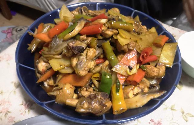 天冷了,家人最爱吃辣子鸡,香辣爽口,简单丰盛,营养好吃
