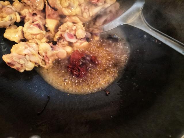 天冷了,家人最爱吃辣子鸡,香辣爽口,简单丰盛,营养好吃