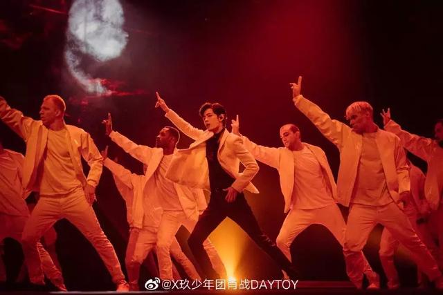 跨年晚会王源3次陷危险！谢娜回应质疑，吴亦凡脖子吻痕咋回事？