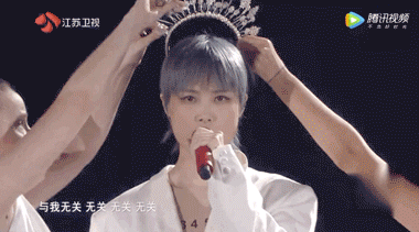 跨年晚会王源3次陷危险!谢娜回应质疑,吴亦凡脖子吻痕咋回事?