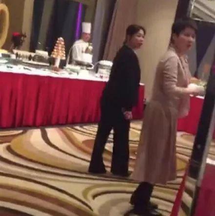 豪门贺新年差距大?百亿富豪大宴宾客很豪气,赌王四太却打包剩菜