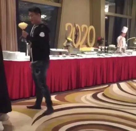 豪门贺新年差距大?百亿富豪大宴宾客很豪气,赌王四太却打包剩菜