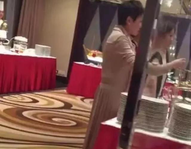 豪门贺新年差距大?百亿富豪大宴宾客很豪气,赌王四太却打包剩菜