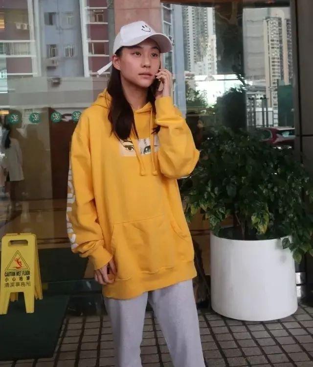 豪门贺新年差距大?百亿富豪大宴宾客很豪气,赌王四太却打包剩菜