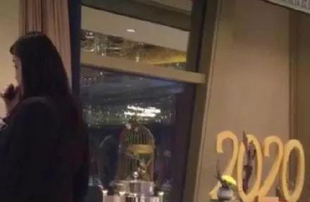 豪门贺新年差距大?百亿富豪大宴宾客很豪气,赌王四太却打包剩菜