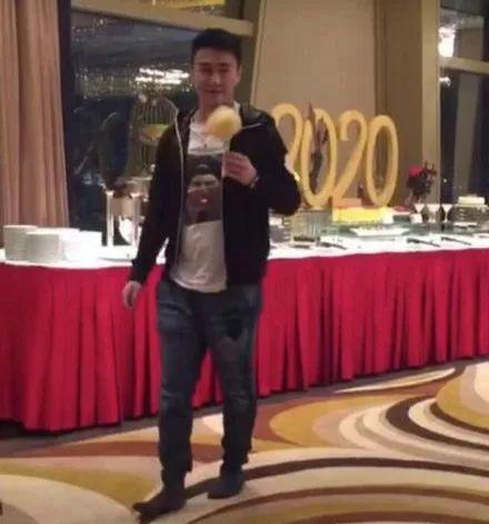 豪门贺新年差距大?百亿富豪大宴宾客很豪气,赌王四太却打包剩菜