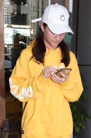 赌王病情恶化?何超莲焦急现身养和医院,脸色凝重行色匆匆