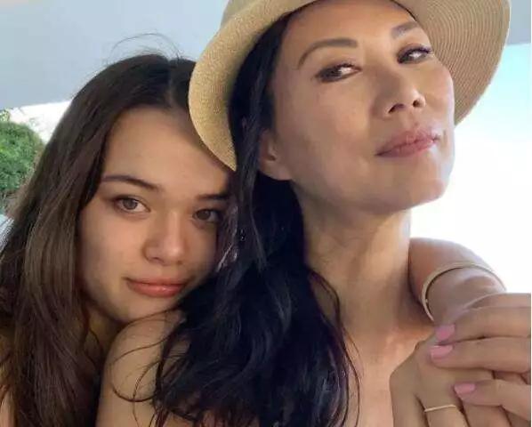 儿大不由娘,邓文迪大女儿夜店狂欢,挑战虎妈邓文迪的霸道权威