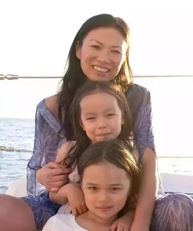 儿大不由娘,邓文迪大女儿夜店狂欢,挑战虎妈邓文迪的霸道权威
