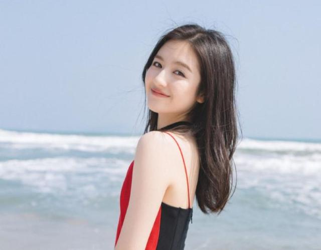 李兰迪和全班同学合照,谁注意她的腿?明星和学生就是不一样
