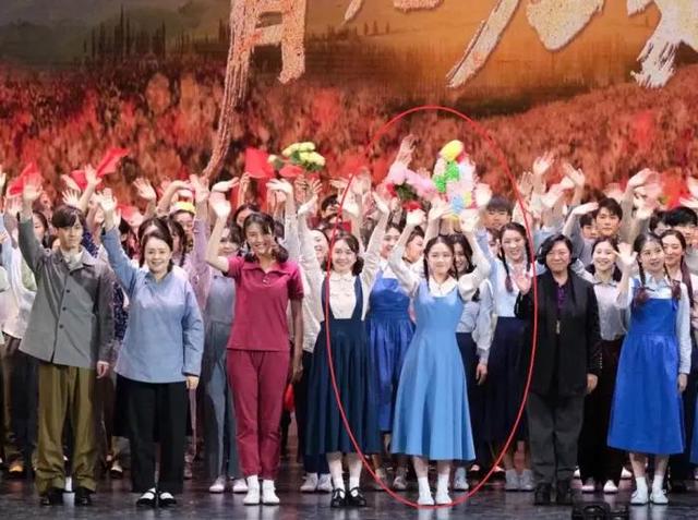 李兰迪和全班同学合照,谁注意她的腿?明星和学生就是不一样