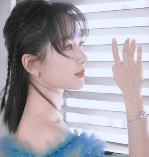 同样是90后小花,为何杨紫无缝进组,而迪丽热巴却“无戏可拍”?