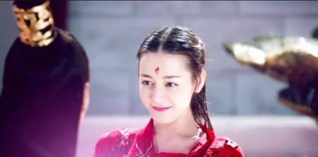 同样是90后小花,为何杨紫无缝进组,而迪丽热巴却“无戏可拍”?