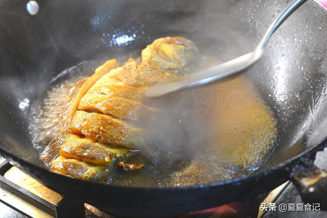 红烧鱼，不光煎一下这么简单，教你正确做法，鱼肉香脆又入味