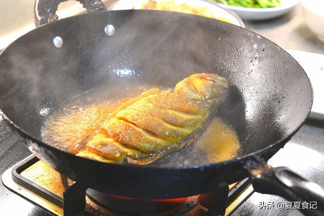 红烧鱼，不光煎一下这么简单，教你正确做法，鱼肉香脆又入味