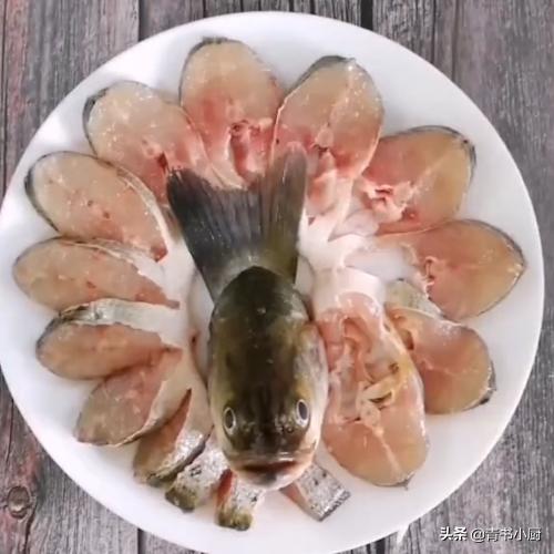 「青·孔雀蒸鱼」这道超简单清蒸鱼，学会了过年回家做给父母吃