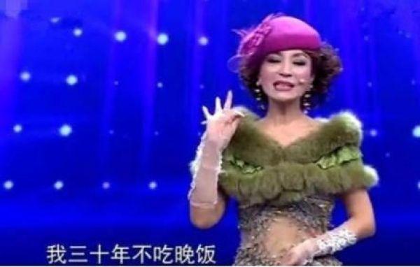 娱乐圈最爱美女星,坚持30年不吃晚饭,57岁患癌做手术仍不忘化妆