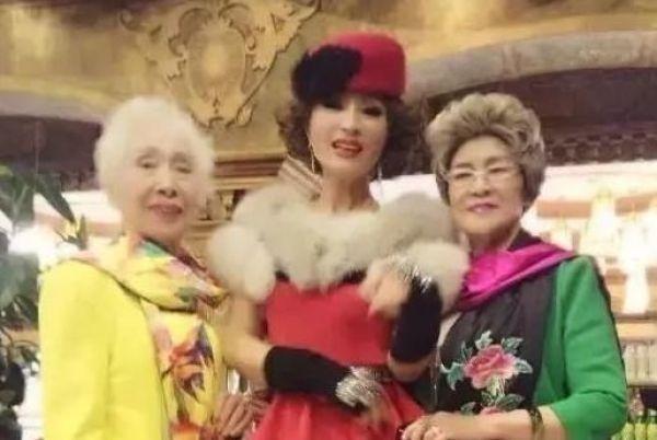 娱乐圈最爱美女星,坚持30年不吃晚饭,57岁患癌做手术仍不忘化妆