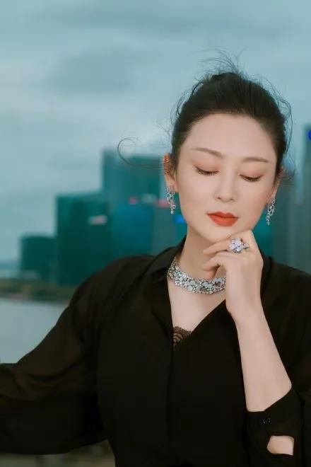 内涵杨幂轧戏,公开diss房祖名,内地第一美人到底有多恐怖?
