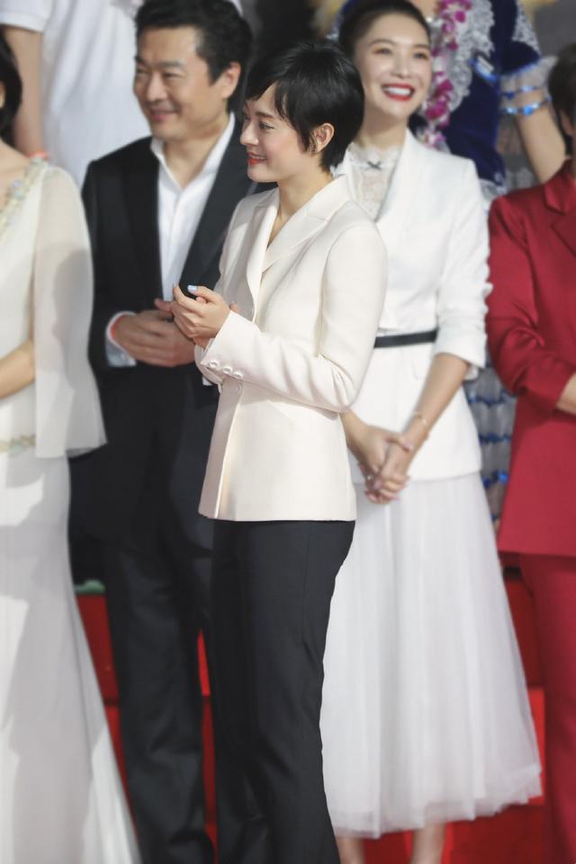 孙俪穿着干练出席活动,与马云同台待遇高,56岁李连杰素颜太真实