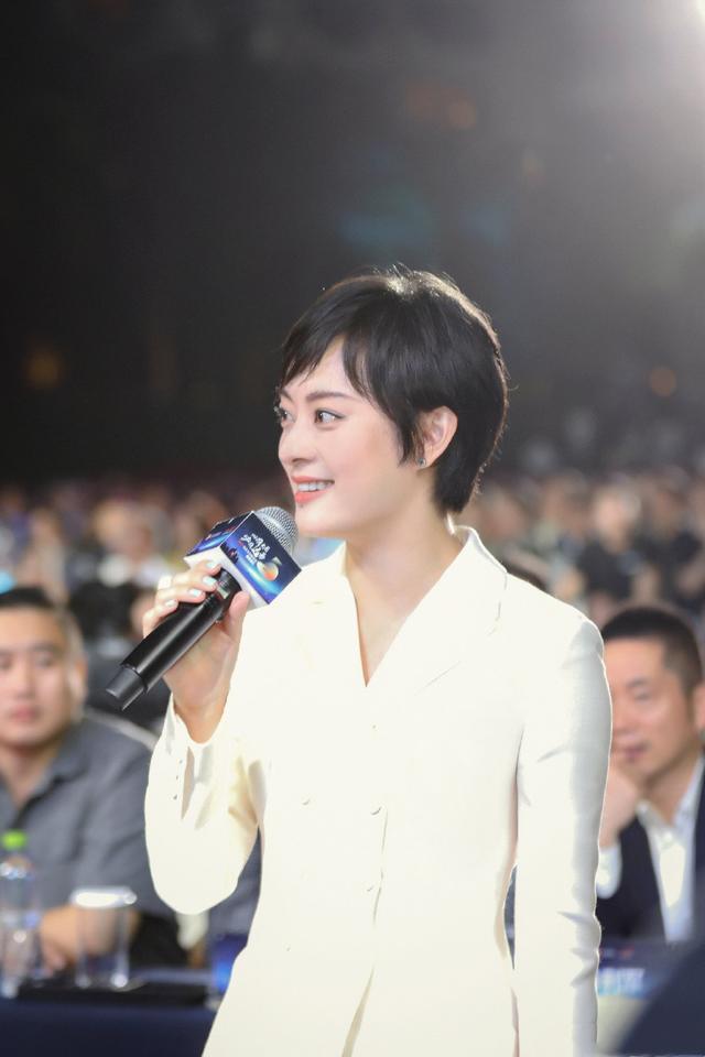 孙俪穿着干练出席活动,与马云同台待遇高,56岁李连杰素颜太真实