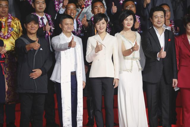 孙俪穿着干练出席活动,与马云同台待遇高,56岁李连杰素颜太真实